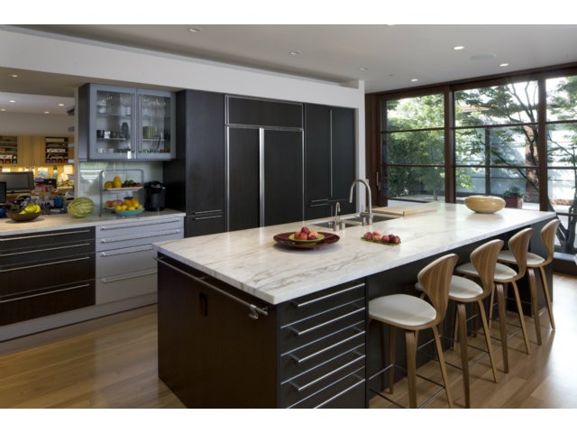 sleek and stunning kitchen