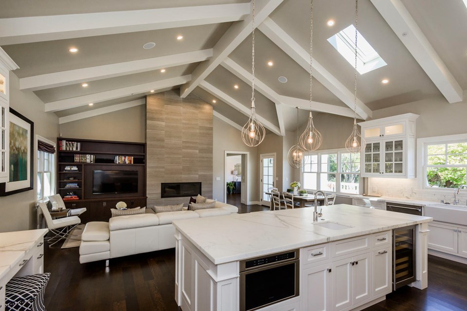extraordinary kitchen/family room with vaulted ceilings
